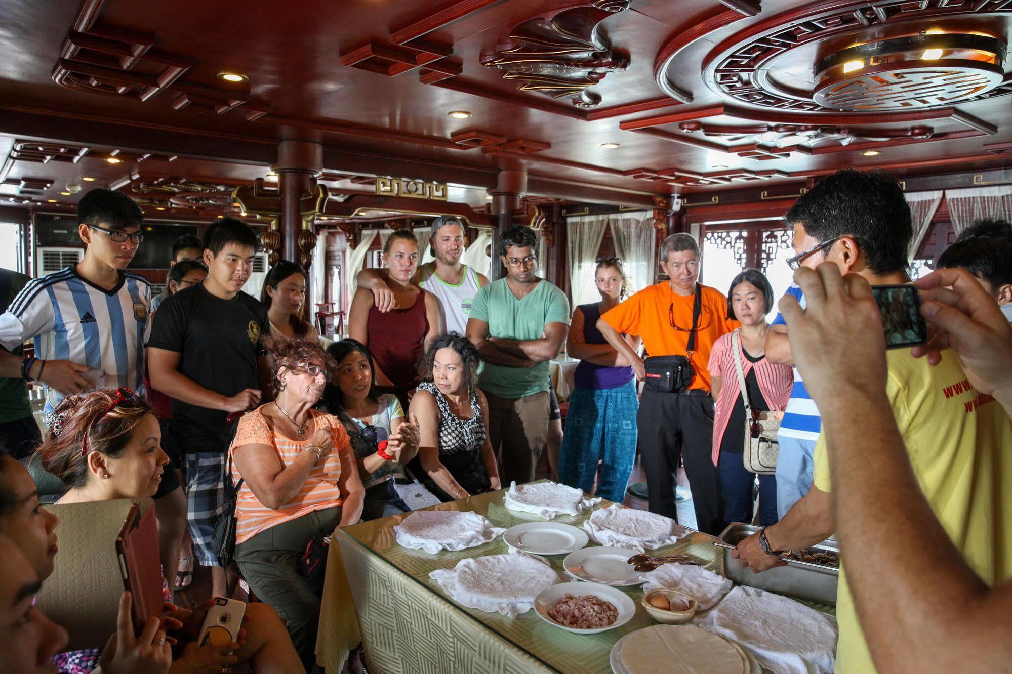 הלונג Royal Palace Cruise מראה חיצוני תמונה